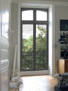Installation d'une fenêtre en bois à Sautron (44) - Menuiserie du Héron - Maître Artisan Spécialiste Rénovation
