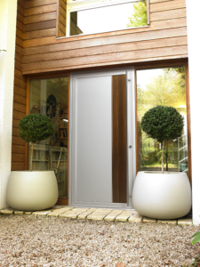 Installation d'une porte avec effet bois à Bouguenais (44) - Menuiserie du Héron - Maître Artisan Spécialiste Rénovation