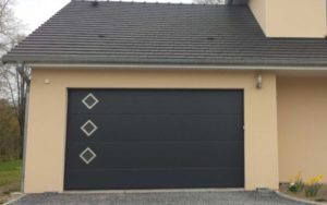 Installation d'une porte de garage électrique à Saint-Herblain (44) - Menuiserie du Héron - Maître Artisan Spécialiste Rénovation