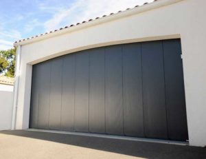 Installation d'une porte de garage sectionnelles à Nantes (44) - Menuiserie du Héron - Maître Artisan Spécialiste Rénovation