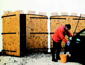 Porte de garage en bois traditionnelles à Vigneux-de-Bretagne (44) - Menuiserie du Héron - Maître Artisan Spécialiste Rénovation