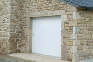 Porte de garage traditionnelles en PVC à Orvault (44) - Menuiserie du Héron - Maître Artisan Spécialiste Rénovation