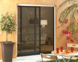 Installation store moustiquaire plissé vertical pour porte-fenêtre à Orvault (44) - Menuiserie du Héron - Maître Artisan Spécialiste Rénovation