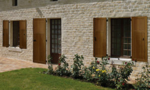 Installation de volets battants en PVC à Sautron (44) - Menuiserie du Héron - Maître Artisan Spécialiste Rénovation