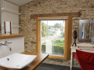 Fenêtre salle de bain sur-mesure à Sautron (44) - Menuiserie du Héron - Maître Artisan Spécialiste Rénovation en Loire Atlantique (44)