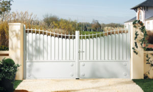Installation d'un portail en alu blanc à Nantes (44) - Menuiserie du Héron - Maître Artisan Spécialiste Rénovation
