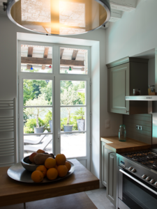 Installation d'une porte fenêtre PVC dans une cuisine à Sautron (44) - Menuiserie du Héron - Maître Artisan Spécialiste Rénovation