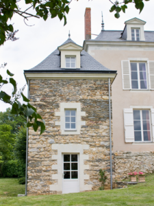 Installation d'une porte fenêtre PVC dans un château à Orvault (44) - Menuiserie du Héron - Maître Artisan Spécialiste Rénovation