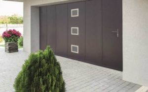 Installation d'une porte de garage avec porte d'entrée à Couëron (44) - Menuiserie du Héron - Maître Artisan Spécialiste Rénovation