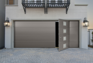 Porte de garage avec accès par une porte à Saint-Étienne-de-Montluc (44) - Menuiserie du Héron - Maître Artisan Spécialiste Rénovation