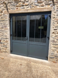 Installation d'une double porte en alu à Nantes - Menuiserie du Héron