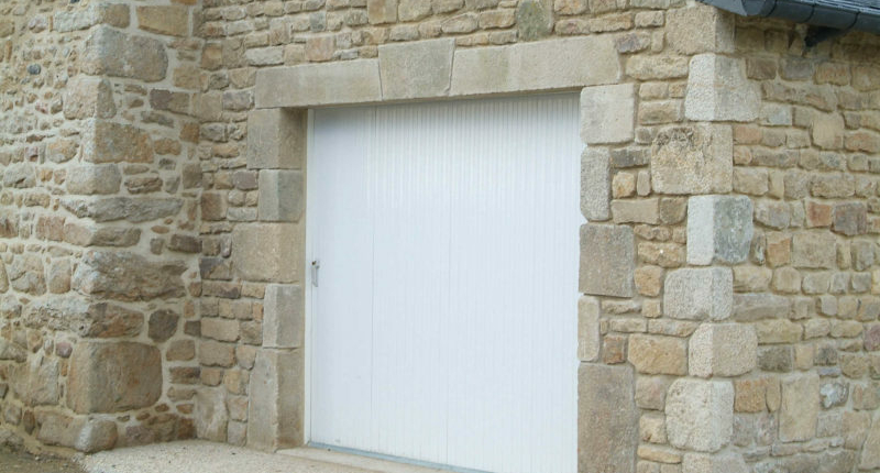 Porte de garage traditionnelles en PVC à Orvault (44) – Menuiserie du Héron – Maître Artisan Spécialiste Rénovation