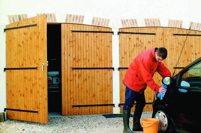 Porte de garage en bois traditionnelles à Vigneux-de-Bretagne (44) – Menuiserie du Héron – Maître Artisan Spécialiste Rénovation