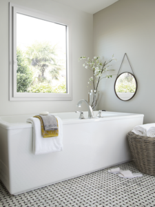 Fenêtre de salle de bain à Nantes (44) – Menuiserie du Héron – Maître Artisan Spécialiste Rénovation