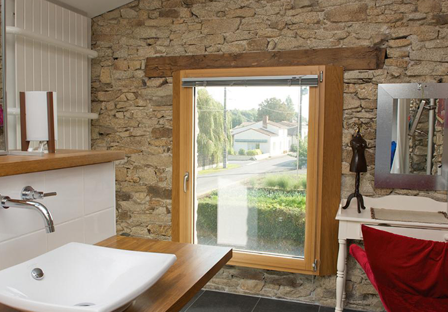 Fenêtre salle de bain sur-mesure à Sautron (44) – Menuiserie du Héron – Maître Artisan Spécialiste Rénovation en Loire Atlantique (44)