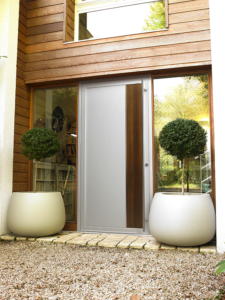 Installation d'une porte avec effet bois à Bouguenais (44) - Menuiserie du Héron - Maître Artisan Spécialiste Rénovation