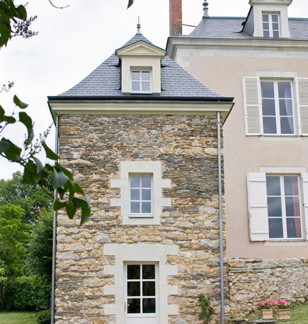 Installation d’une porte fenêtre PVC dans un château à Orvault (44) – Menuiserie du Héron – Maître Artisan Spécialiste Rénovation